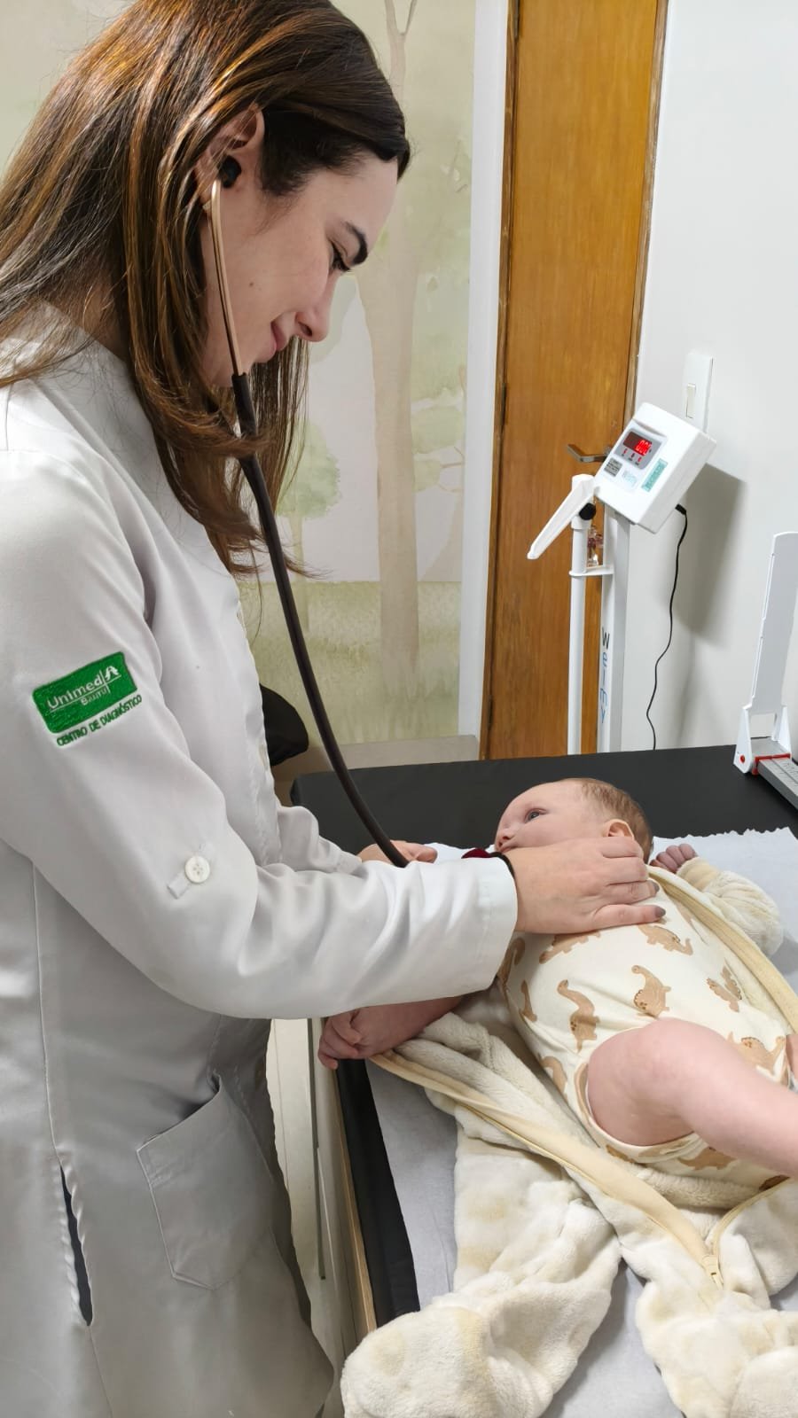 Dra. Bruna Borges realizando consulta pediátrica com paciente