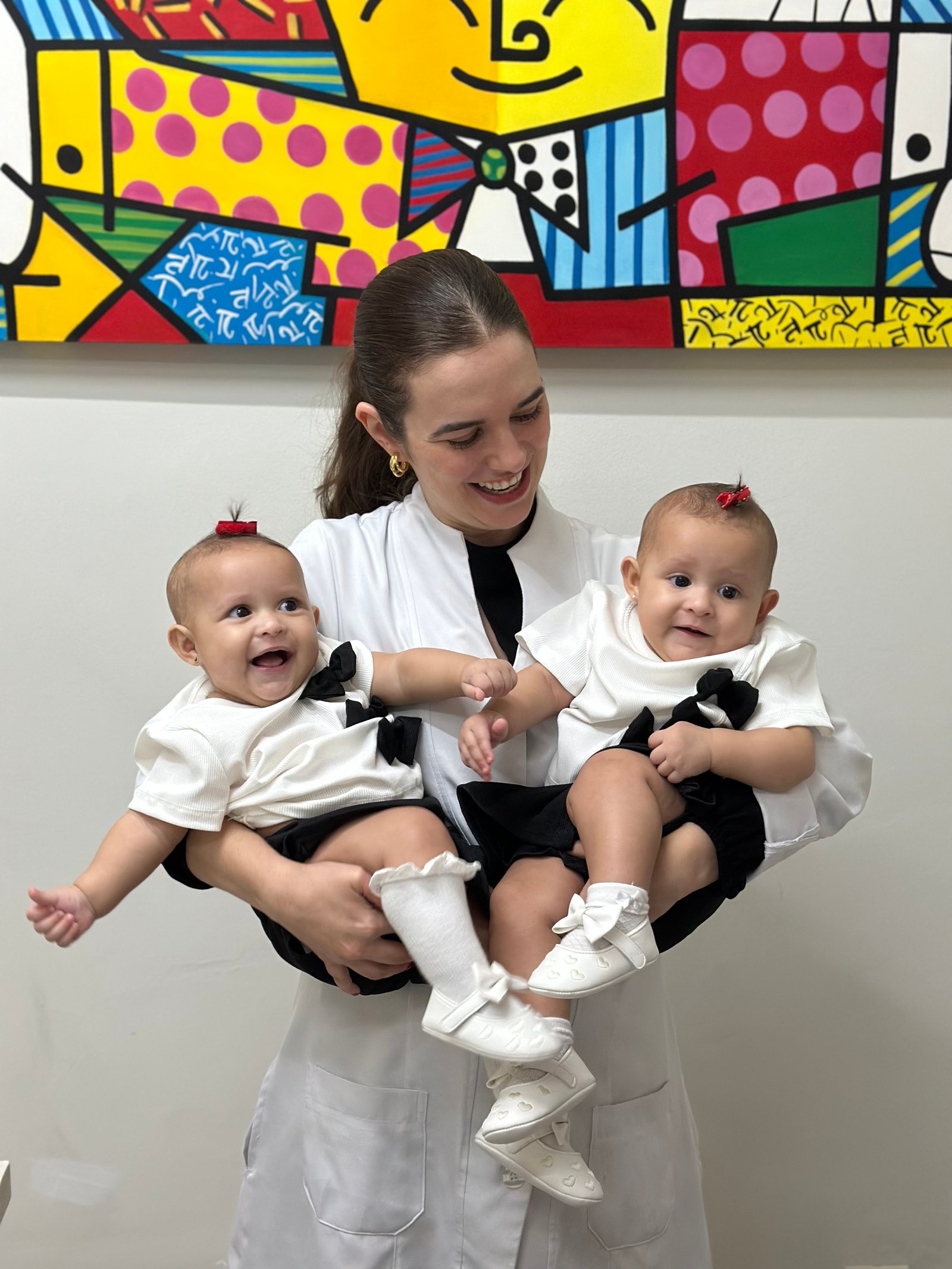 Dra. Bruna Borges com pacientes pediátricos