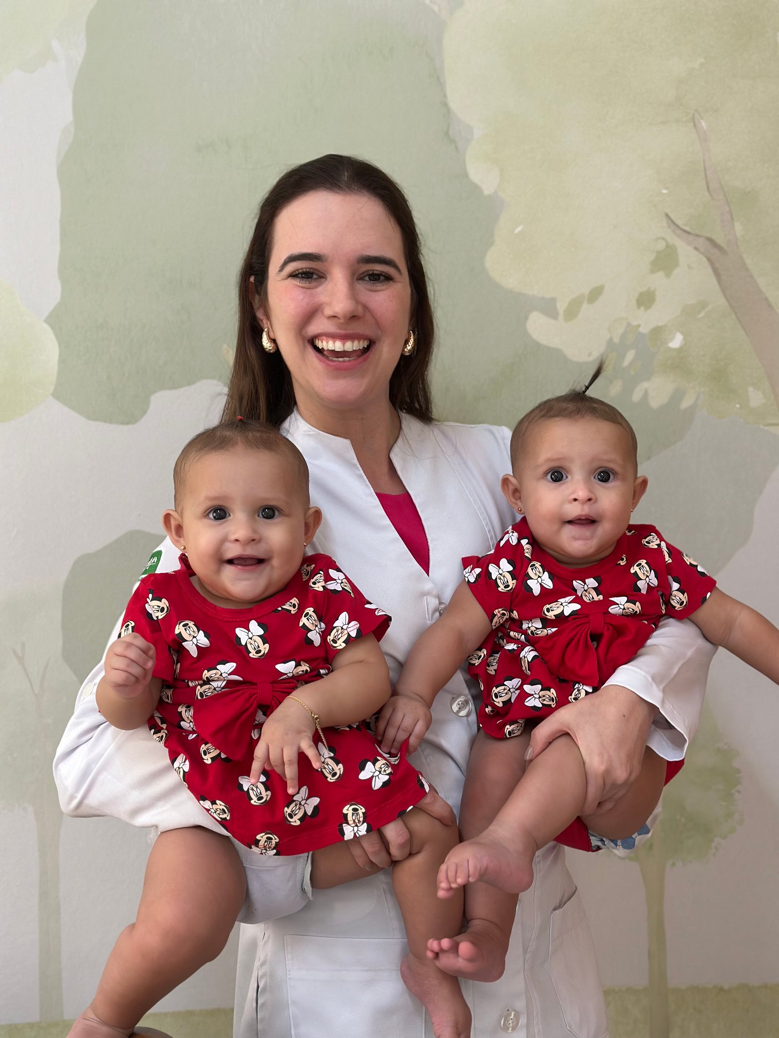 Dra. Bruna Borges com paciente pediátrico